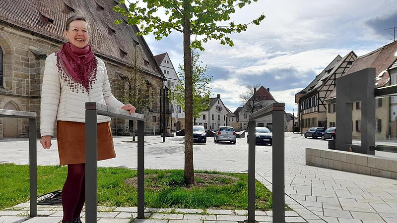 Waltraud Brix steht am Hallstadter Marktplatz, im Herzen der Stadt, wo nicht nur sie sich dringend wieder einen Treffpunkt wünscht.