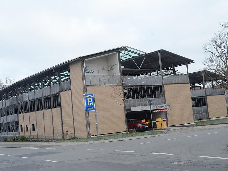 Die Ein- und Ausfahrt zum Parkdeck wird bald schrankenlos erfolgen und die Bezahlung am Kassenautomat mit moderner Kameratechnik unterst&uuml;tzt. Auch Sanit&auml;rinstallationsleitungen werden erneuert.