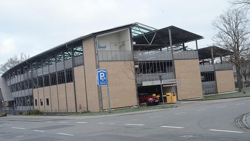 Die Ein- und Ausfahrt zum Parkdeck wird bald schrankenlos erfolgen und die Bezahlung am Kassenautomat mit moderner Kameratechnik unterst&uuml;tzt. Auch Sanit&auml;rinstallationsleitungen werden erneuert.