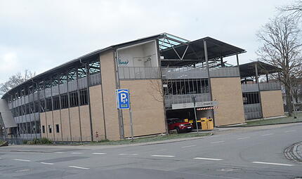Werkausschuss Stadtwerke Kronach Parkdeck Die Ein- und Ausfahrt zum Parkdeck wird bald schrankenlos erfolgen und die Bezahlung am Kassenautomat mit moderner Kameratechnik unterstützt. Auch Sanitärinstallationsleitungen werden erneuert.