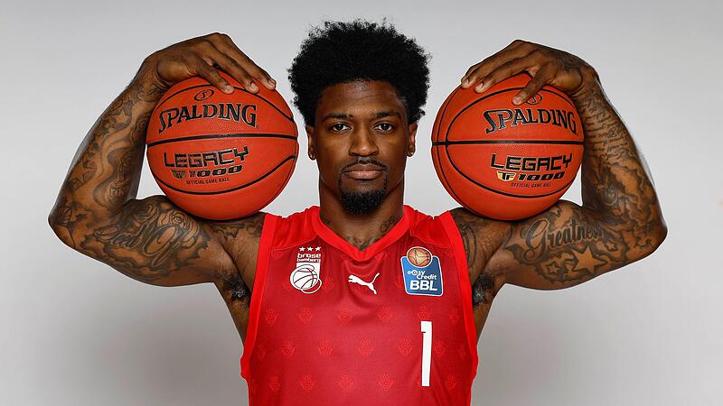 Patrick Miller spielt im Brose-Trikot mit der Nummer 1.