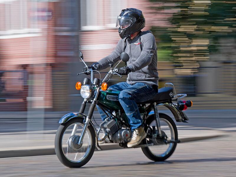 Für Mofas und E-Scooter ist 2024 ein blaues Kennzeichen Pflicht