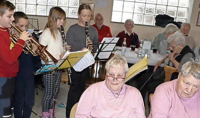 Junge Musiker unterhielten die Senioren beim Adventsnachmittag in Weismain.
