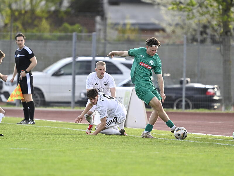 Symbolbild: Ein Neudrossenfelder entwischt, die Coburger Sven Wieczorek und Norik H&ouml;hn schauen hinterher.
