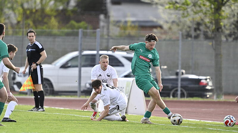 Symbolbild: Ein Neudrossenfelder entwischt, die Coburger Sven Wieczorek und Norik H&ouml;hn schauen hinterher.