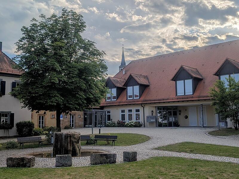 Im Rathaus in Hallerndorf verabschiedete der Gemeinderat den Haushalt 2026 und behandelte den Bericht über die überörtliche Rechnungsprüfung.Forchheim & Fränkische Schweiz Im Rathaus in Hallerndorf verabschiedete der Gemeinderat den Haushalt 2026 und behandelte den Bericht über die überörtliche Rechnungsprüfung.