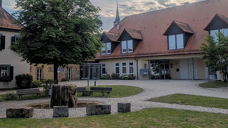 Im Rathaus in Hallerndorf verabschiedete der Gemeinderat den Haushalt 2026 und behandelte  den Bericht &uuml;ber die &uuml;ber&ouml;rtliche Rechnungspr&uuml;fung.