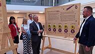 Felix Papsch vom Naturerlebniszentrum Rh&ouml;n (rechts) f&uuml;hrt Landrat Thomas Bold sowie G&auml;ste durch die Ausstellung #noFilter.