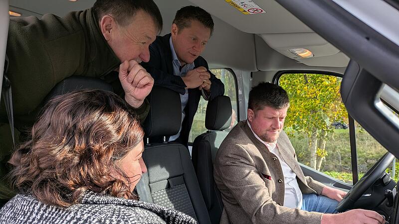 Der neue Bus wird von den B&uuml;rgermeistern genau unter die Lupe genommen.