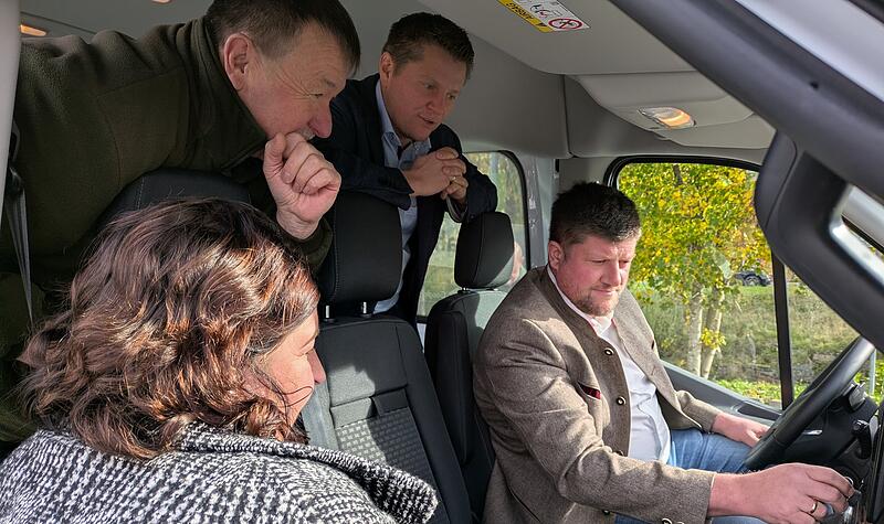 Der neue Bus wird von den Bürgermeistern genau unter die Lupe genommen. Der neue Bus wird von den Bürgermeistern genau unter die Lupe genommen.