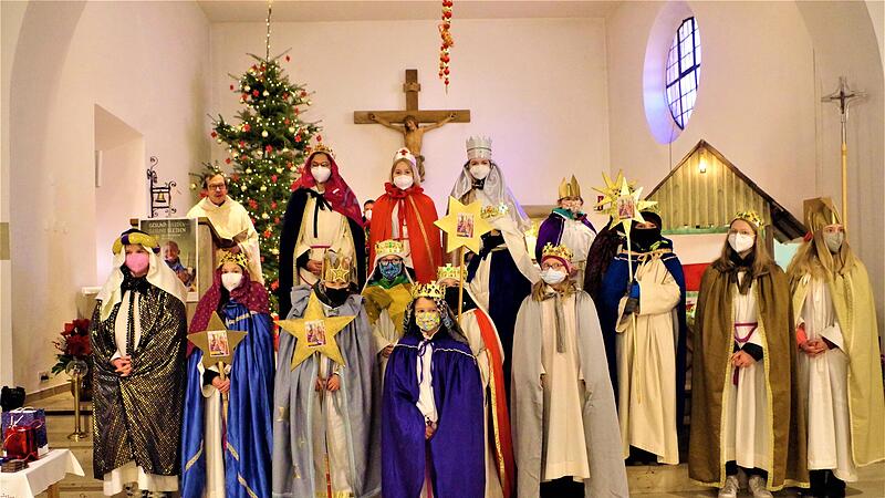 Die Stockheimer Sternsinger vor der Aussendung im Gotteshaus St. Wolfgang. Mit im Bild ist Pfarrer Hans-Michael Dinkel.