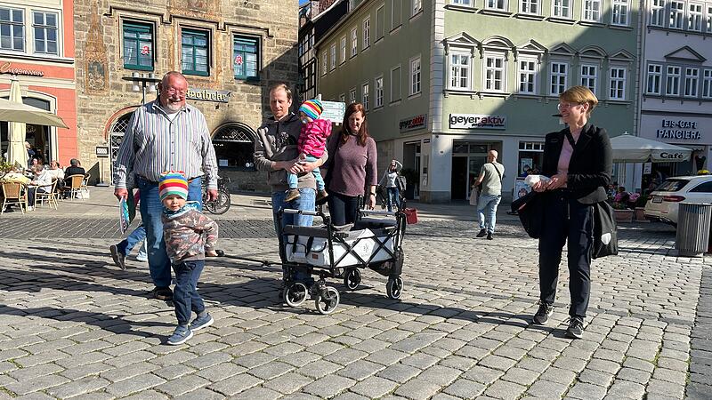 Gemeinsam Coburg entdecken: Auf unserem Foto ist Sebastian Westh&auml;user mit seinen Kindern Jonathan und Antonia zu sehen sowie die Stadtf&uuml;hrer Stefan Leis, Regina Lohwasser und Claudia Sollmann.