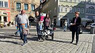 Gemeinsam Coburg entdecken: Auf unserem Foto ist Sebastian Westhäuser mit seinen Kindern Jonathan und Antonia zu sehen sowie die Stadtführer Stefan Leis, Regina Lohwasser und Claudia Sollmann.