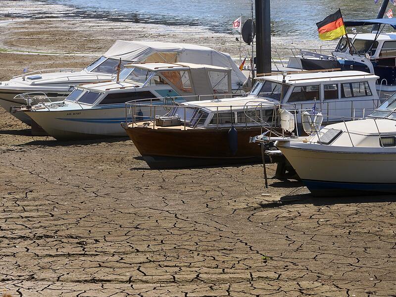 Niedrigwasser: Sportboothafen liegt trocken Niedrigwasser: Sportboothafen liegt trocken