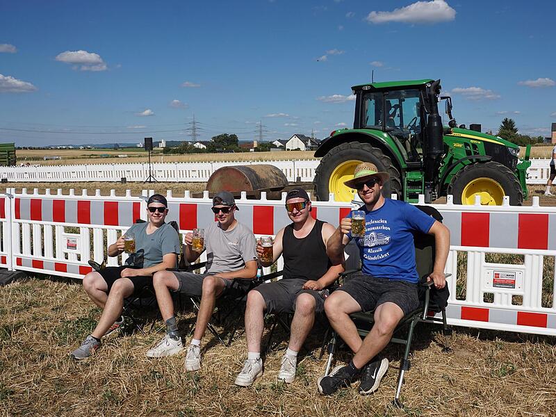 Fans auf ganzer Full-Pull-Linie. Die Jungs haben ihren Spaß.Traktor-Pulling bei Erlangen Fans auf ganzer Full-Pull-Linie. Die Jungs haben ihren Spaß.Traktor-Pulling bei Erlangen