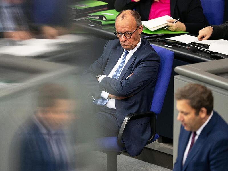 Bundeskanzler Merz ist zunehmend isoliert. Die Westentaschenrebellion einiger junger Abgeordneter verschärft diese Situation, die Merz nicht souverän handelt.