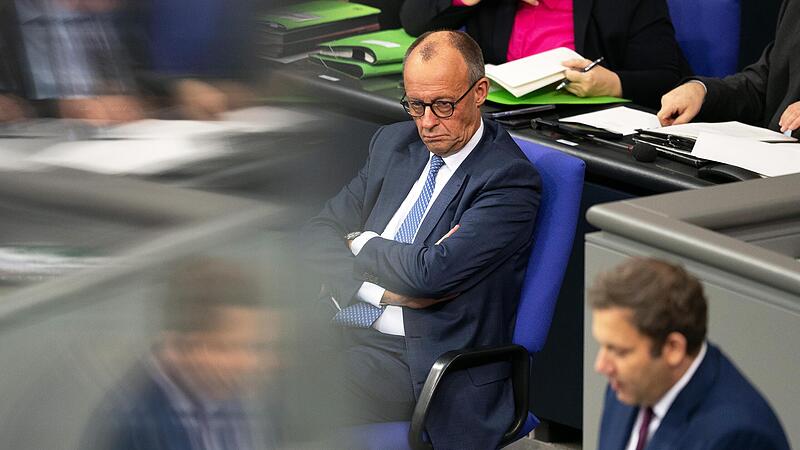 Bundeskanzler Merz ist zunehmend isoliert. Die Westentaschenrebellion einiger junger Abgeordneter versch&auml;rft diese Situation, die Merz nicht souver&auml;n handelt.