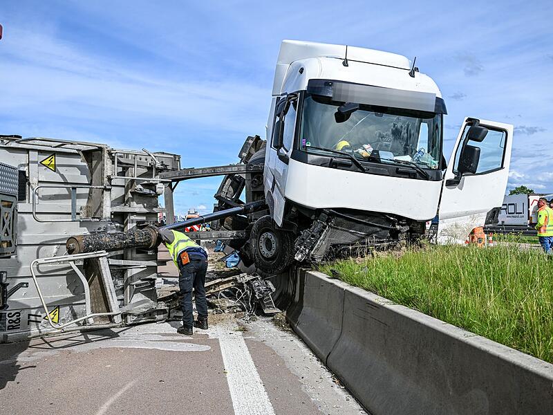 Lkw-Reifenplatzer auf A8 - Stau bis zu acht Kilometer Lkw-Reifenplatzer auf A8 - Stau bis zu acht Kilometer