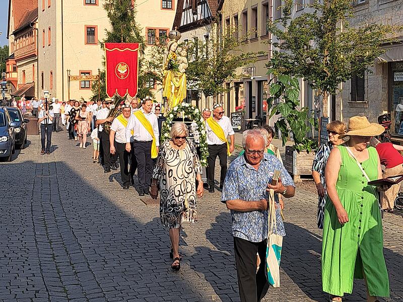 Am Freitag ist die traditionelle Prozession zu Mari&auml; Himmelfahrt durch Forchheim gezogen.