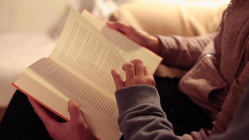 Lesen ist eine elementare Kulturtechnik, die bei Kindern gefördert werden sollte. Lesen ist eine elementare Kulturtechnik, die bei Kindern gefördert werden sollte.