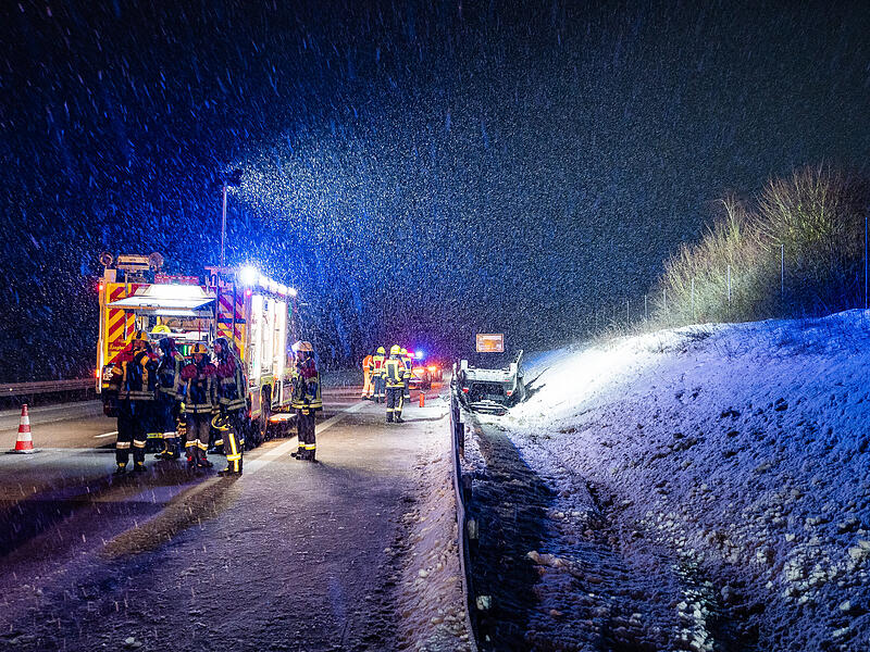 Winter h&auml;lt Einsatzkr&auml;fte auf Trab - zwei Verletze nach &Uuml;berschlag im dichten SchneetreibenUnfall A 73 zwischen Coburg und Eisfeld