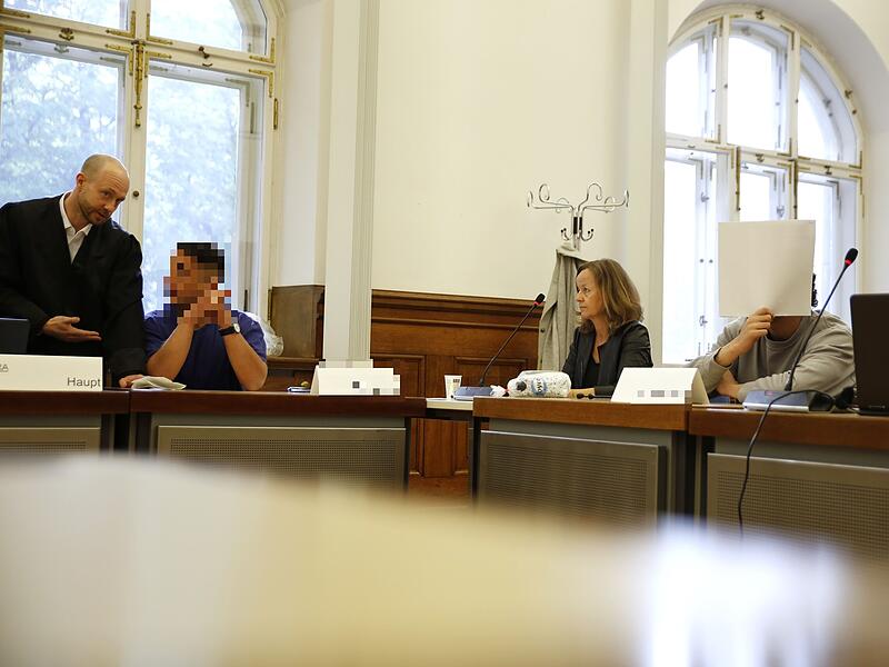 Zwei mutma&szlig;liche Geldautomatensprenger aus den Niederlanden m&uuml;ssen sich seit 28. April vor dem Landgericht Bamberg verantworten: M. (links mit seinem Verteidiger Markus Haupt) und H. (rechts neben der Dolmetscherin). Sie sollen unter anderem am 14. Februar 2025 in Forchheim zugeschlagen haben.