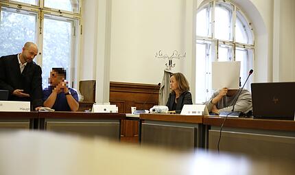 Zwei mutma&szlig;liche Geldautomatensprenger aus den Niederlanden m&uuml;ssen sich seit 28. April vor dem Landgericht Bamberg verantworten: M. (links mit seinem Verteidiger Markus Haupt) und H. (rechts neben der Dolmetscherin). Sie sollen unter anderem am 14. Februar 2025 in Forchheim zugeschlagen haben.