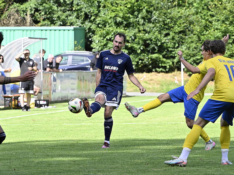Lukas Pflaum (mit Ball) hatte zwischenzeitlich für den 1:1-Ausgleich für den TSV Mönchröden gesorgt. Lukas Pflaum (mit Ball) hatte zwischenzeitlich für den 1:1-Ausgleich für den TSV Mönchröden gesorgt.