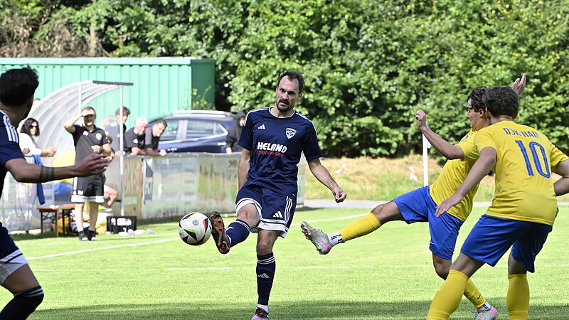 Lukas Pflaum (mit Ball) hatte zwischenzeitlich f&uuml;r den 1:1-Ausgleich f&uuml;r den TSV M&ouml;nchr&ouml;den gesorgt.
