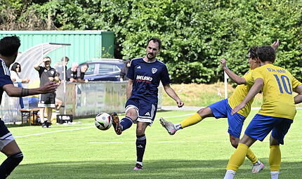Lukas Pflaum (mit Ball) hatte zwischenzeitlich f&uuml;r den 1:1-Ausgleich f&uuml;r den TSV M&ouml;nchr&ouml;den gesorgt.