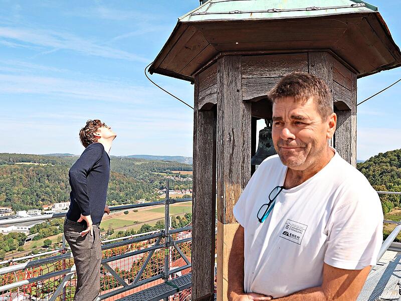 Wenn das Ger&uuml;st steht, k&ouml;nnen gleich weitere Arbeiten ausgef&uuml;hrt werden, sagt Ferdinand Schachinger (links); Handwerker Matthias Arndt ist die H&ouml;he gewohnt.