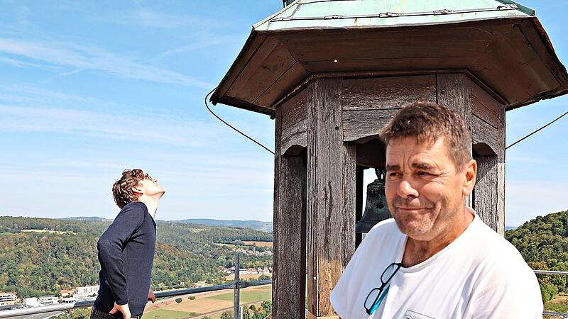 Wenn das Gerüst steht, können gleich weitere Arbeiten ausgeführt werden, sagt Ferdinand Schachinger (links); Handwerker Matthias Arndt ist die Höhe gewohnt. Wenn das Gerüst steht, können gleich weitere Arbeiten ausgeführt werden, sagt Ferdinand Schachinger (links); Handwerker Matthias Arndt ist die Höhe gewohnt.