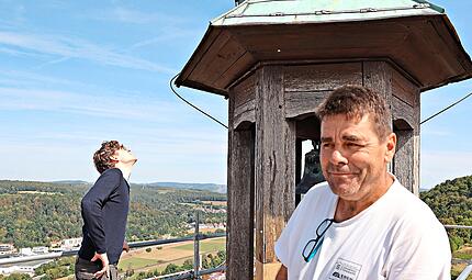 Wenn das Ger&uuml;st steht, k&ouml;nnen gleich weitere Arbeiten ausgef&uuml;hrt werden, sagt Ferdinand Schachinger (links); Handwerker Matthias Arndt ist die H&ouml;he gewohnt.