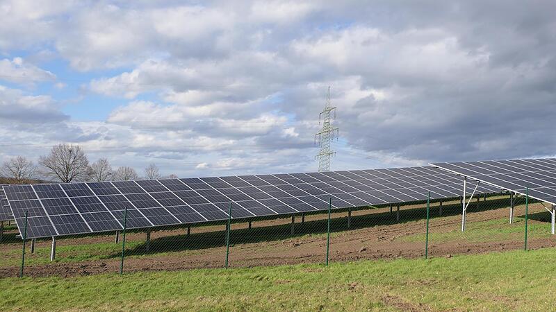 Eine vier Hektar gro&szlig;e Freifl&auml;chen-Photovoltaikanlage wie auf diesem Symbolfoto soll &ouml;stlich von Obertheres an einem Hang nahe Schloss Ditfurth entstehen.
