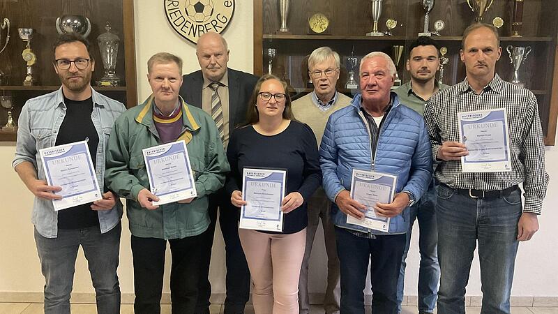Ehrungen durch den bayerischen Fu&szlig;ballverband f&uuml;r besonders engagierte Mitglieder des SV Riedenberg.