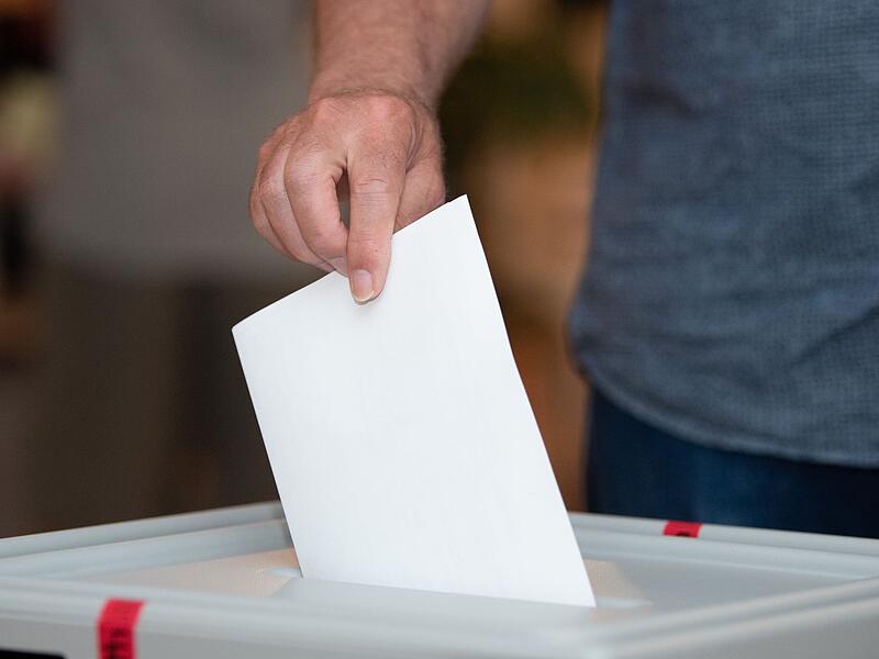 Der Gang ins Wahllokal wird immer unbeliebter, doch nicht bei einer Partei: Die AfD hat als einzige Partei mehr Urnen- als Briefw&auml;hler.