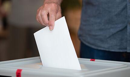 Der Gang ins Wahllokal wird immer unbeliebter, doch nicht bei einer Partei: Die AfD hat als einzige Partei mehr Urnen- als Briefw&auml;hler.