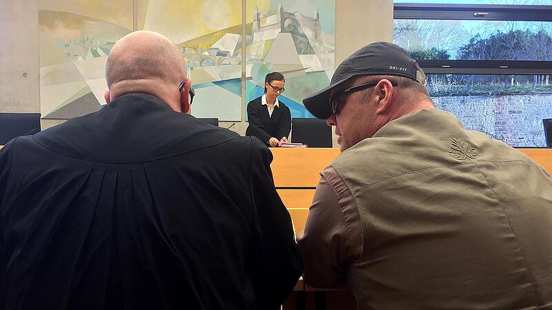 Mario Forster (rechts) im Prozess neben Rechtsanwalt Alexander Schmidtgall.
