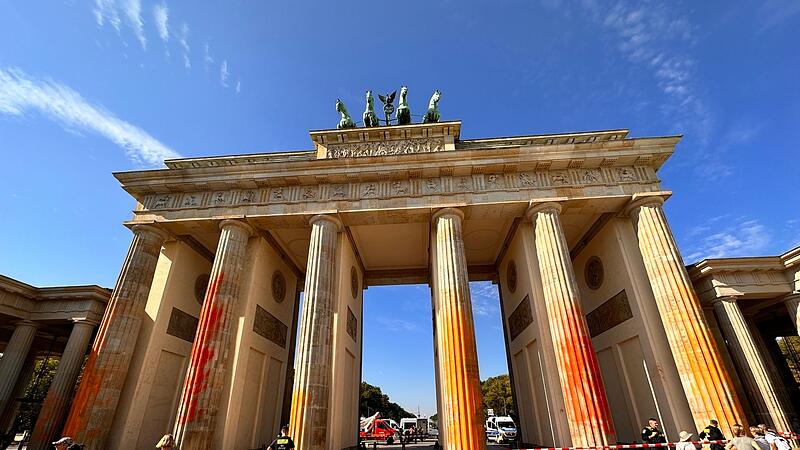 Klimaaktivisten bespr&uuml;hen Brandenburger Tor