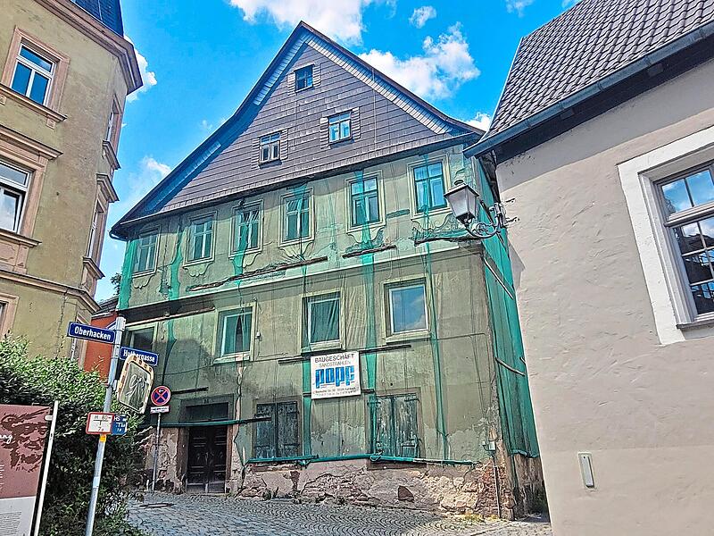 Das Haus Waaggasse 2 gilt als zweitältestes Gebäude in der Stadt Kulmbach. Es ist baufällig. Aus Sicherheitsgründen wurden Netze gespannt. Sie sollen Passanten vor herabfallenden Teilen schützen.Alexander Hartmann Das Haus Waaggasse 2 gilt als zweitältestes Gebäude in der Stadt Kulmbach. Es ist baufällig. Aus Sicherheitsgründen wurden Netze gespannt. Sie sollen Passanten vor herabfallenden Teilen schützen.Alexander Hartmann
