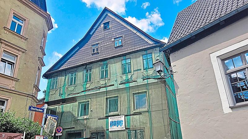 Das Haus Waaggasse 2 gilt als zweit&auml;ltestes Geb&auml;ude in der Stadt Kulmbach. Es ist bauf&auml;llig. Aus Sicherheitsgr&uuml;nden wurden Netze gespannt. Sie sollen Passanten vor herabfallenden Teilen sch&uuml;tzen.Alexander Hartmann