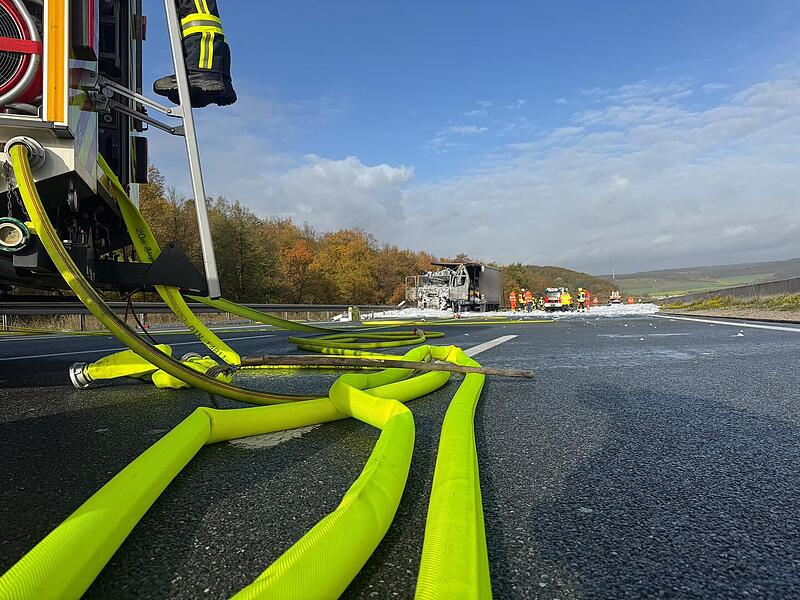 Lkw brennt auf A7 &ndash; Wasserkapazit&auml;t vor Ort reicht nicht zum L&ouml;schen
