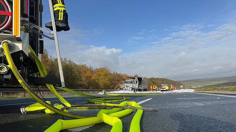 Lkw brennt auf A7 – Wasserkapazität vor Ort reicht nicht zum Löschen Lkw brennt auf A7 – Wasserkapazität vor Ort reicht nicht zum Löschen