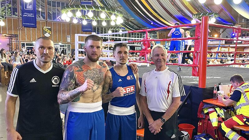 Die Abordnung des ATS Kulmbach bei der gro&szlig;en Box-Veranstaltung im festlich geschm&uuml;ckten Zelt, von links: Trainer Alexander Maier, Patrick Hoff, Daniel Wilczek sowie Trainer und Abteilungsleiter Willy Kastner