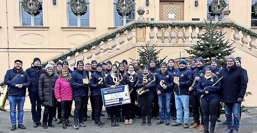 Der Musikverein M&uuml;hlendorf freut sich &uuml;ber die eingespielte Summe.