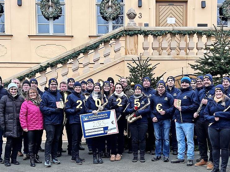 Der Musikverein M&uuml;hlendorf freut sich &uuml;ber die eingespielte Summe.