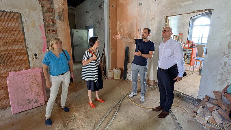 Baustellenbesichtigung im historischen Pfarrhaus. Das Bild zeigt von links: Annette Späth (Vertrauensfrau des Kirchenvorstands), Pfarrerin Jacqueline Barraud-Volk, Architekt Christian Geldner  und Oberbürgermeister Dirk Vogel.