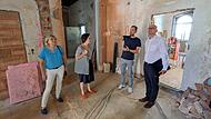 Baustellenbesichtigung im historischen Pfarrhaus. Das Bild zeigt von links: Annette Späth (Vertrauensfrau des Kirchenvorstands), Pfarrerin Jacqueline Barraud-Volk, Architekt Christian Geldner und Oberbürgermeister Dirk Vogel. Baustellenbesichtigung im historischen Pfarrhaus. Das Bild zeigt von links: Annette Späth (Vertrauensfrau des Kirchenvorstands), Pfarrerin Jacqueline Barraud-Volk, Architekt Christian Geldner und Oberbürgermeister Dirk Vogel.