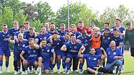 So sehen Sieger aus: Die Fu&szlig;baller des TV 1848 Erlangen feiern die Meisterschaft.Forchheim & Fr&auml;nkische Schweiz