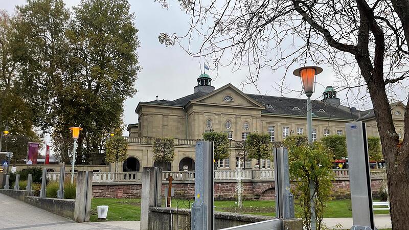 Die Laternen vor dem Regentenbau in Bad Kissingen brennen derzeit auch tags&uuml;ber.